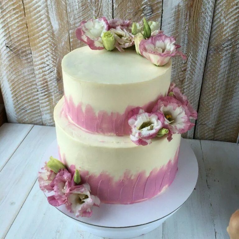 Торт с цветами. Торт два цвета. Двухъярусный торт с кремовыми цветами. Свадебный торт двухъярусный. Торт 2 ярусный.