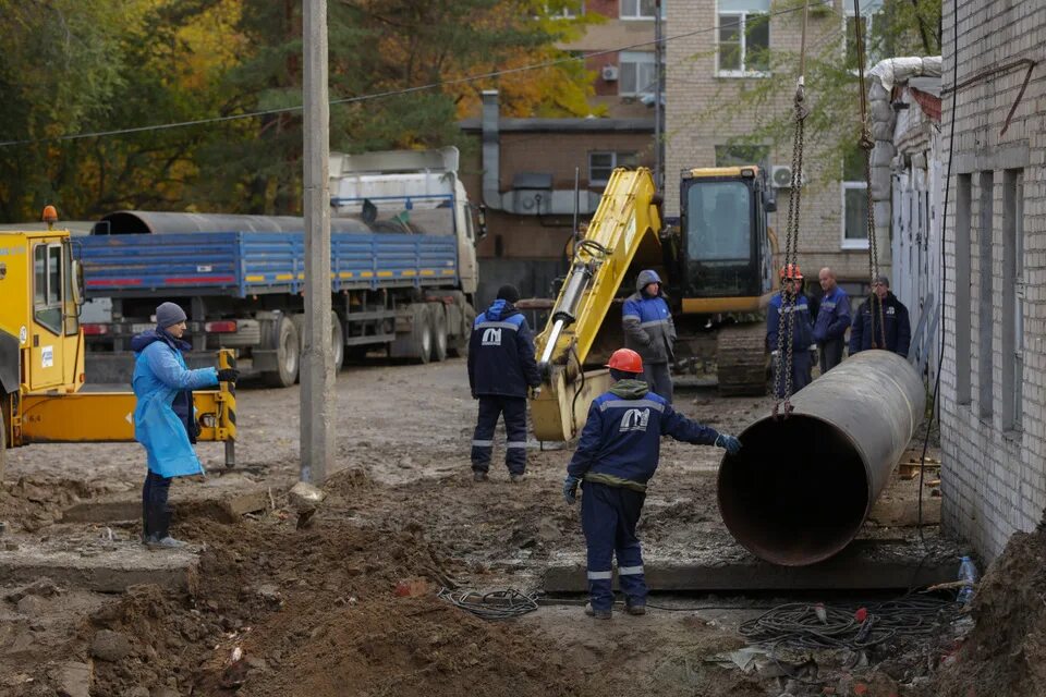 Аварийно-восстановительные работы. Аварийно восстановительные работы канализационных сетей. Ремонт коллектора карикатура. Волгоград сейчас фото.