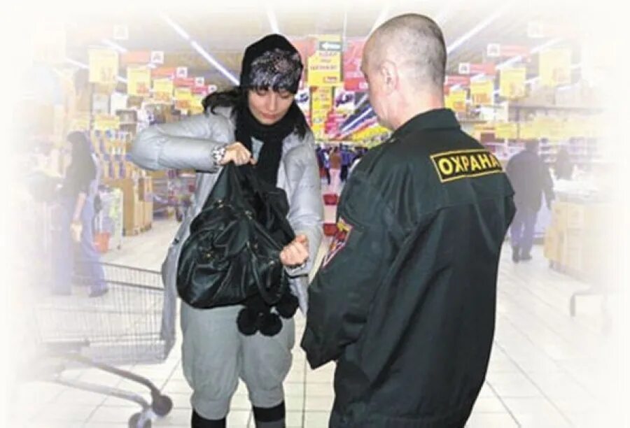 охрана магазина. охрана досмотр. охрана обыск. полицейский досмотр. охранник досматривает сумку в магазине.