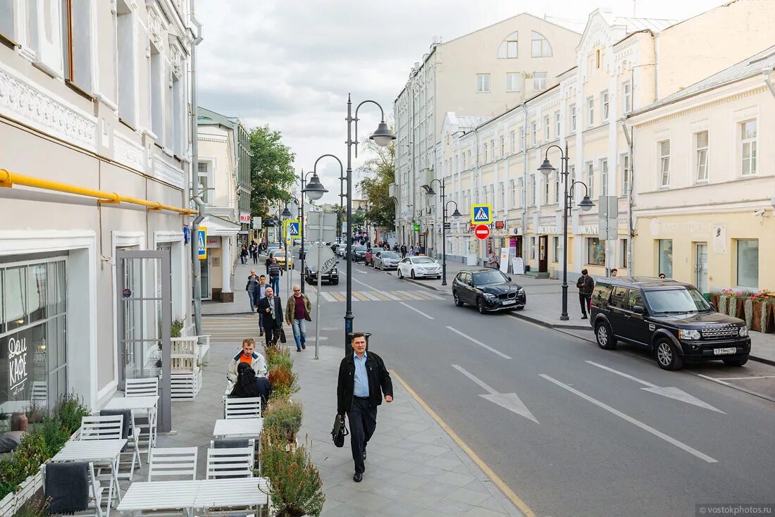 старый арбат пешеходная улица. никольская улица в 2013 году. старый арбат. улицы москвы. улочки москвы.