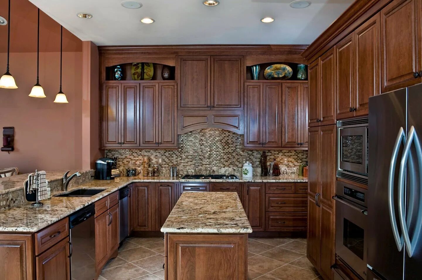 Коричневая кухня под дерево. Стены в кухне с гарнитуром под дерево. Кухня под дерево. Кухонный гарнитур с фасадами под дерево. Интересные идеи для темной кухни.