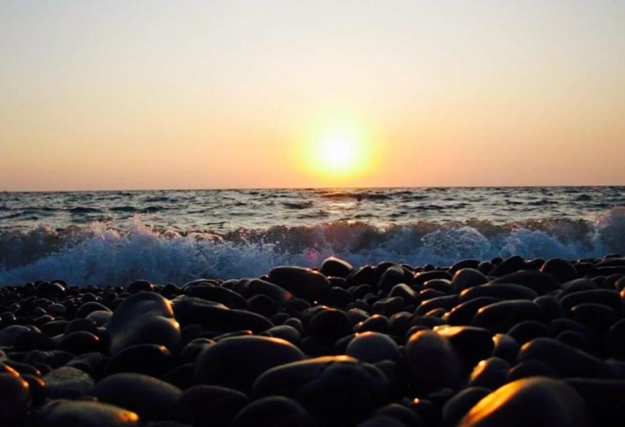 Круг черного моря. Пляж апельсин Адлер. Черное море пляж Адлер. Сочи Адлер черное море. Солнечный Адлер море.