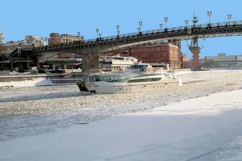 Теплоход зимой