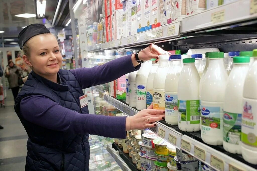 Купить товар в беларуси. Молочная продукция Беларусь. Поставщики молочной продукции. Молочные продукты в магазине. Прилавок с молочными продуктами.