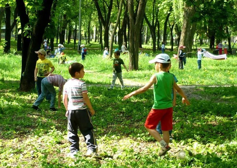 Мальчик играет в парке