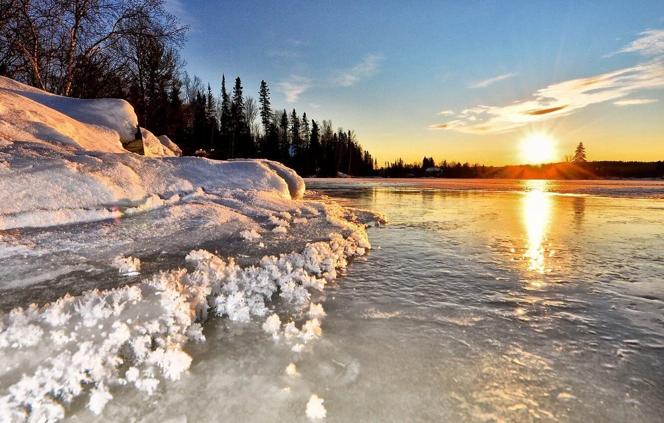 Солнце греет снег. Зима озеро. Зимний рассвет озеро. Вода зимой. Озеро зимой.