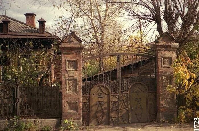 Четверо ворот. Усадебные ворота 19 века. Въездные ворота в поместье Муханова. Парк усадьбы Мальцева. Ворота в поместье 19 век.