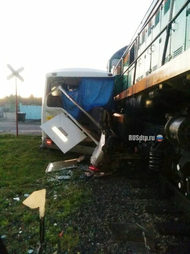Поезд столкнулся с автобусом. Видео аварии автобуса на переезде. Видео аварии автобуса на переезде. Поезд врезался в автобус. Видео аварии автобуса на переезде.