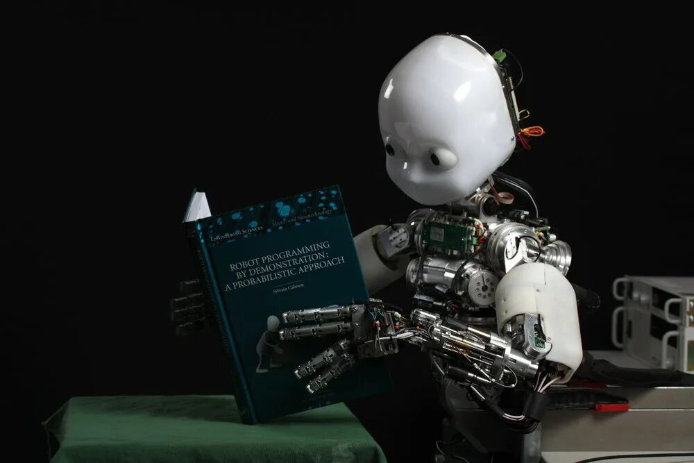 Робот сломался. Робот icub (итальянский технологический институт). сломанный робот. чинит робота.