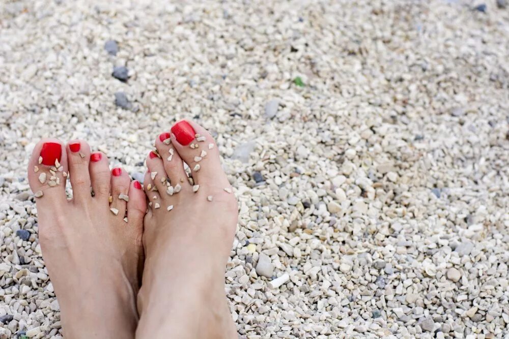 Feet babes. Пляжный педикюр. Педикюр на море. Красивый педикюр. Маникюр и педикюр на море.