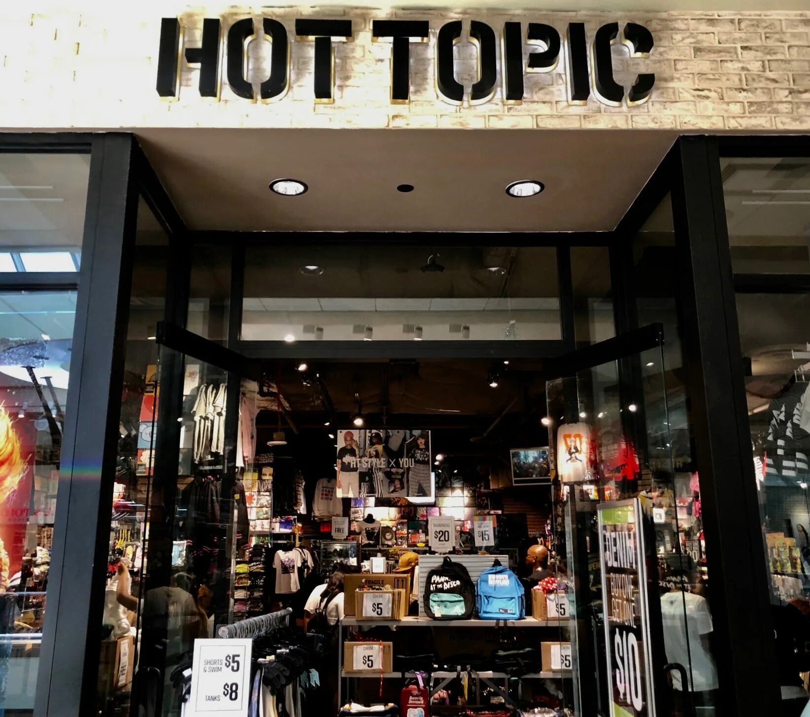 Hot topic интернет магазин. Hot topic спб. Hot topic store. Магазин хот топик. Hot topic магазин.