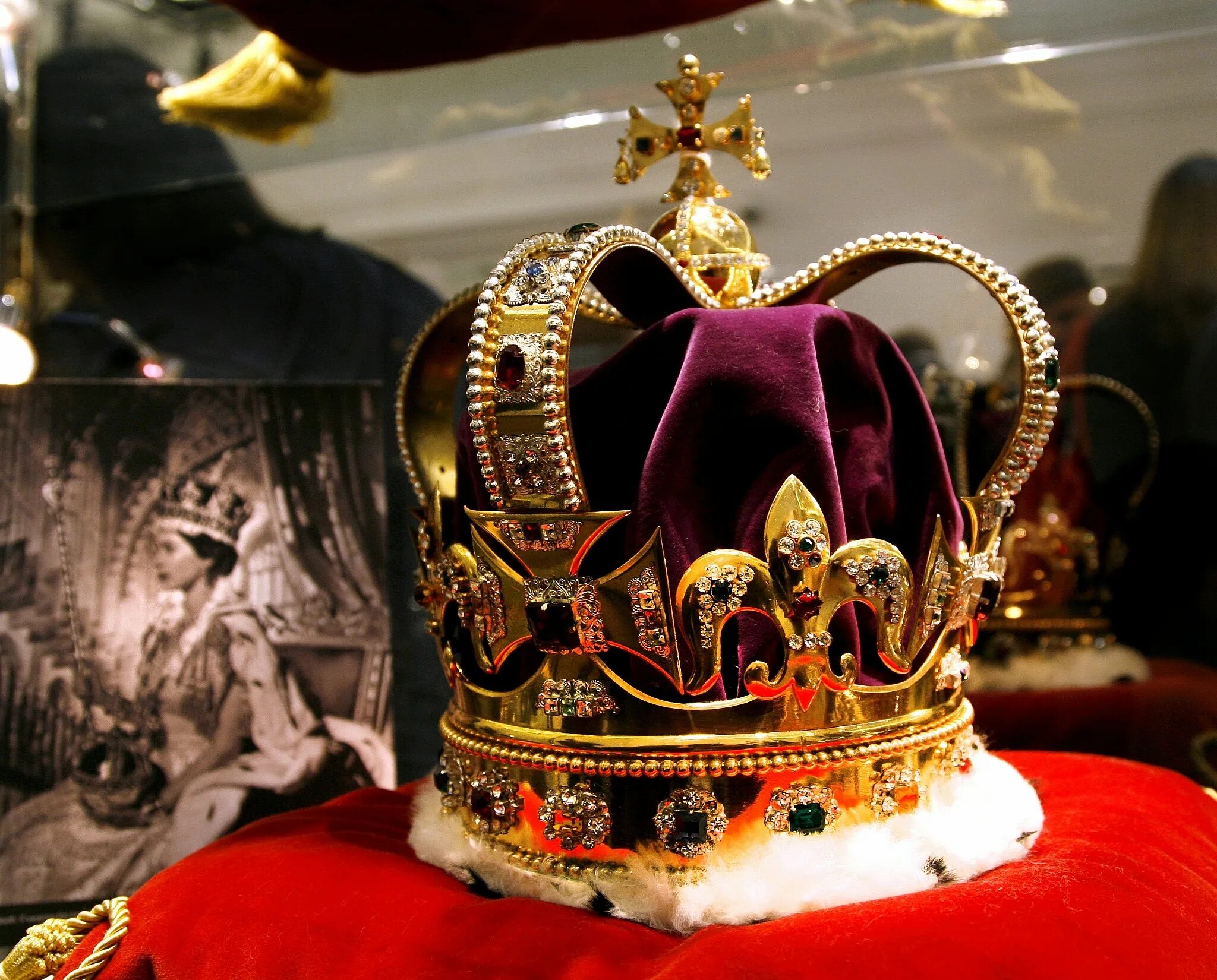 Царская сокровищница. Сокровищница британской короны (the Crown Jewels).. Тауэр драгоценности короны. Тауэр регалии королевы. Коронационная корона Святого Эдуарда.