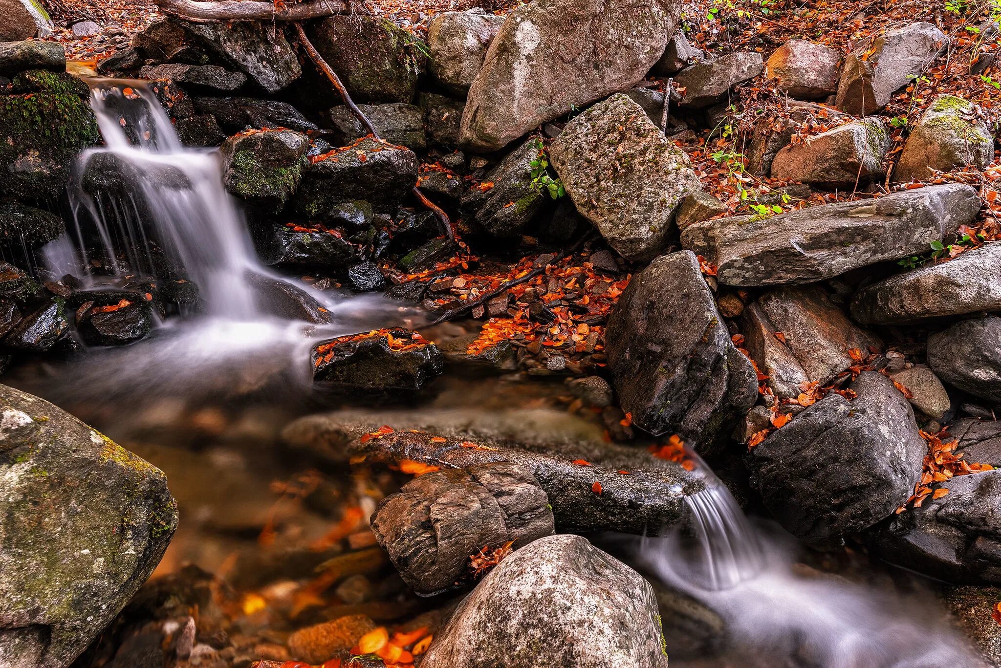 Stone fall. Осень камни. Водопад камни. Осень камни водопадик. Валун водопад.