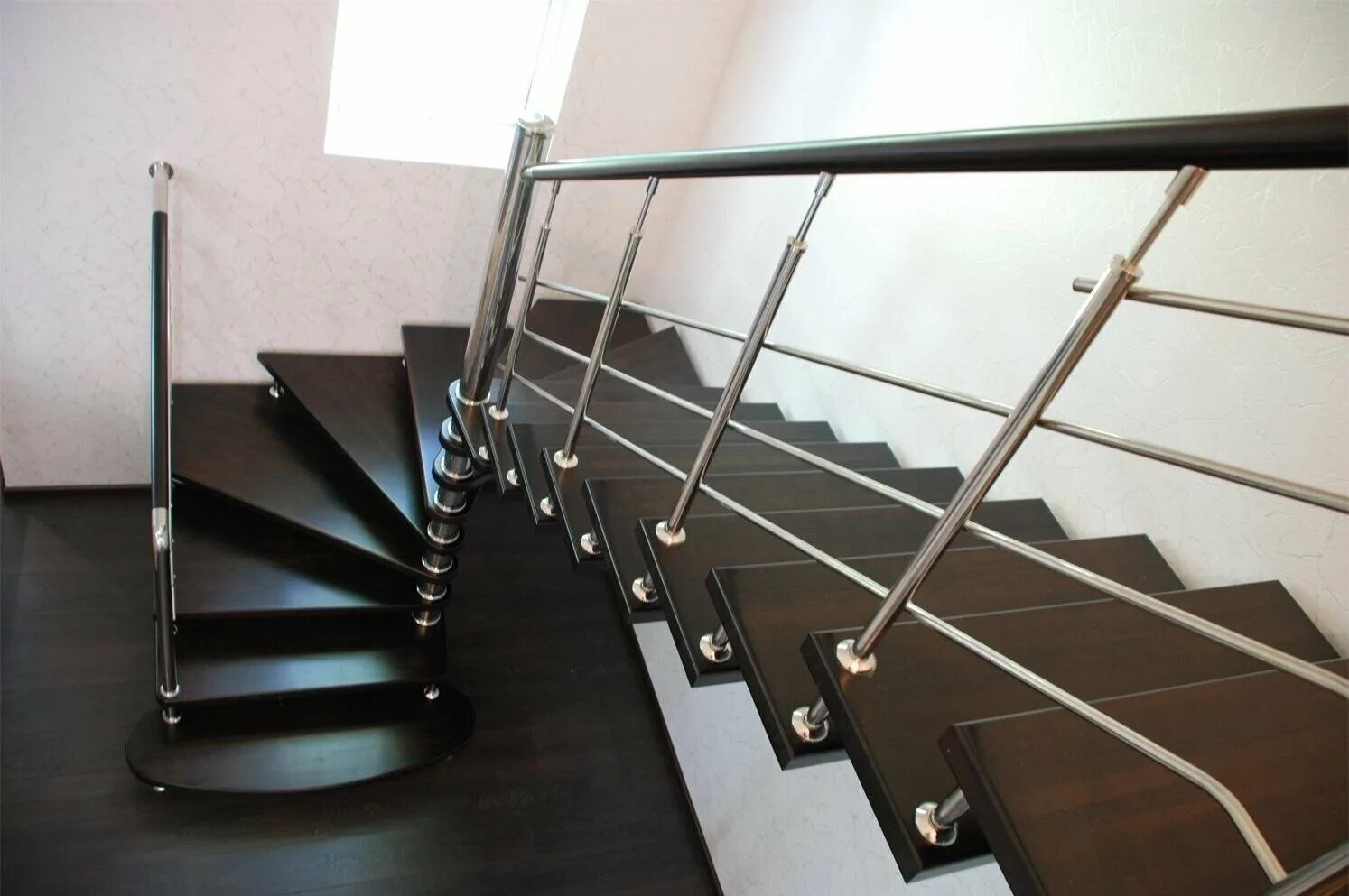 Перила 4 леерные из нержавейки. Современные ограждения для лестниц. Балясины для лестницы из металла модерн. Лестничные перила. Перилла деревянные балясины.