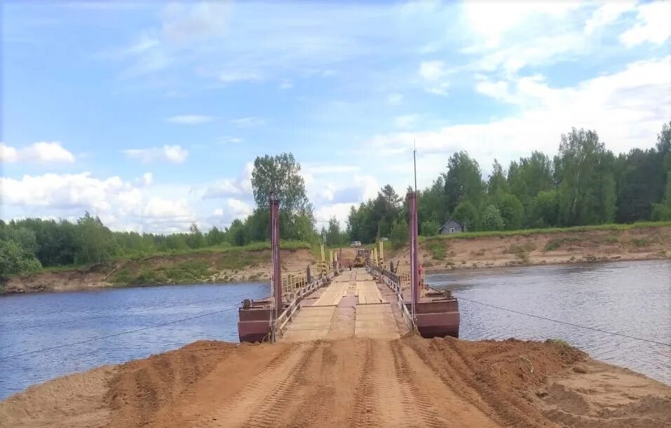 Река переправа. Речной паром. Речная переправа. Понтонная переправа инженерные войска. Деревня первомайское великоустюгский район понтонная переправа.