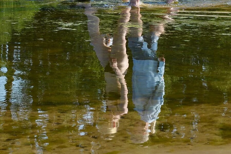 Отражение вода песни. Отражение в воде. Отражение человека в воде. Отражение в луже.