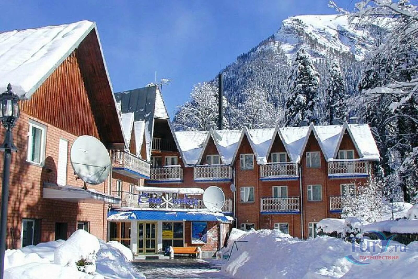 Отель меридиан домбай. Горнолыжные отели домбай. Гостиницы домбая 2021. Горнолыжные отели домбай. Домбай гоначхир гостиница.