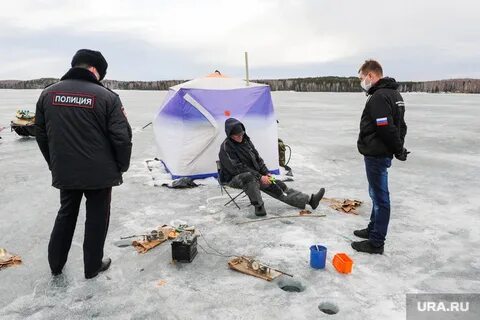 Рыболовы отправились на моторной