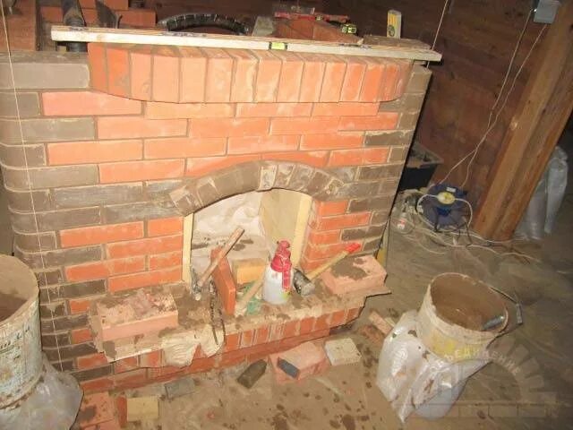Котел из кирпича для дома. Камин из кирпича с водяным контуром. камин с водяным контуром отопления из кирпича. печь камин с котлом водяного отопления из кирпича. камин с водяным котлом из кирпича.