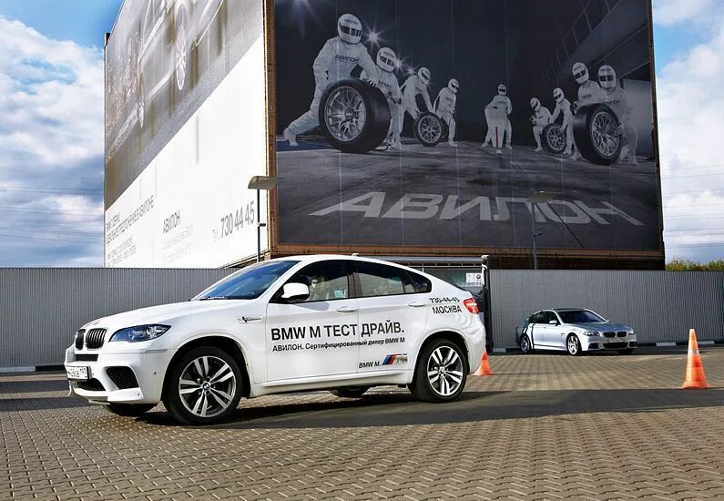 Bmw авилон котельники. Бмв авилон белая. Бмв 2023 белая. Салон мерседес на волгоградке. Дилерский центр bmw.