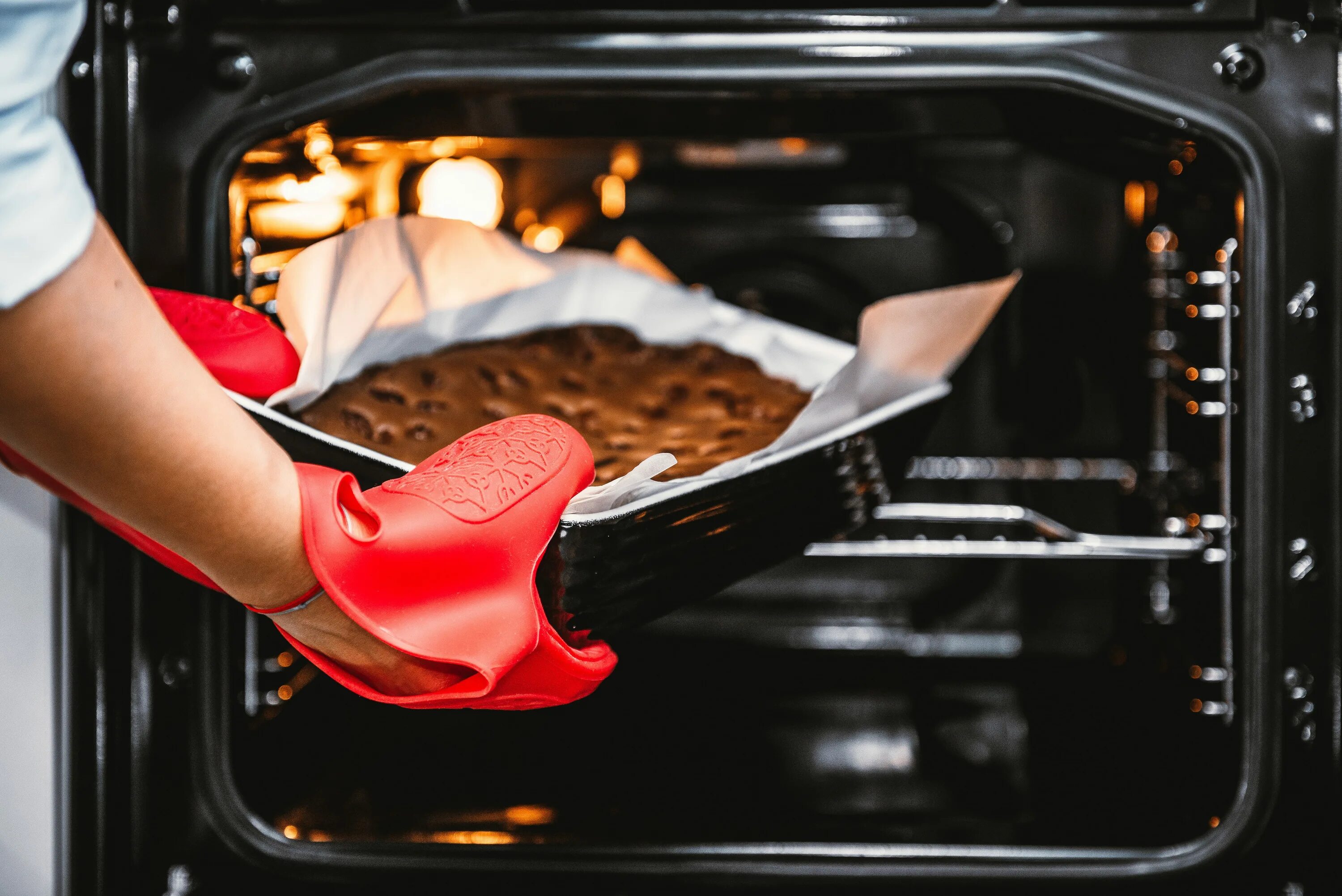 Bake in the Oven. Bake Cake. Oven Baking. Cake in the Oven.