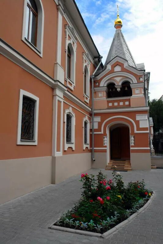 митрополичьи палаты троице сергиевой лавры. московское подворье свято-троицкой сергиевой лавры в москве. храм живоначальной троицы подворье троице сергиевой лавры. московское подворье свято-троицкой сергиевой. троицкий храм в москве на подворье троице сергиевой лавры.