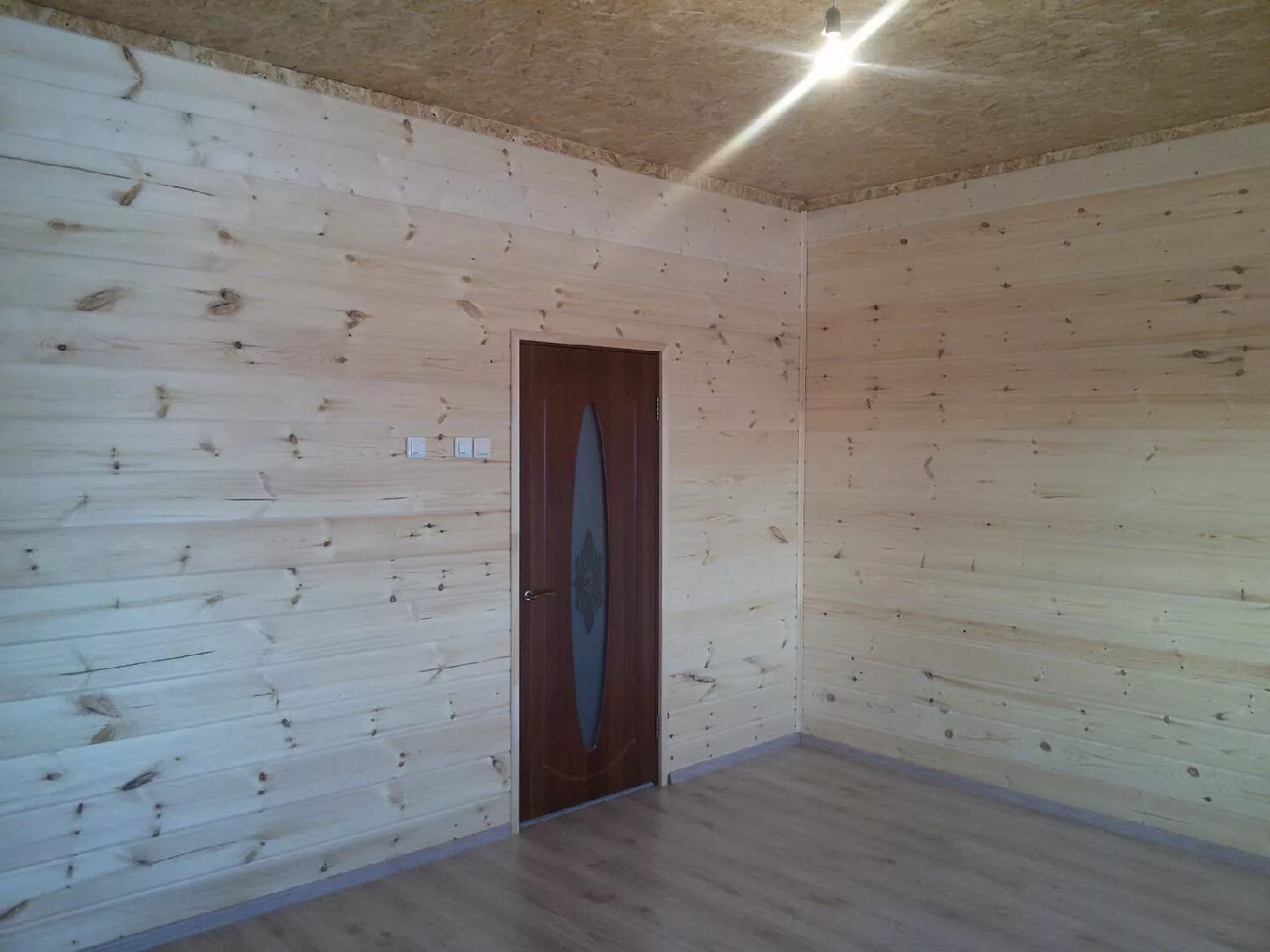 Имитация бруса внутри каркасного дома. Имитация бруса (вуд-хаус) сосна. Имитация бруса внутри каркасного дома. Кухня в деревянном доме. Вагонка штиль крашенная.