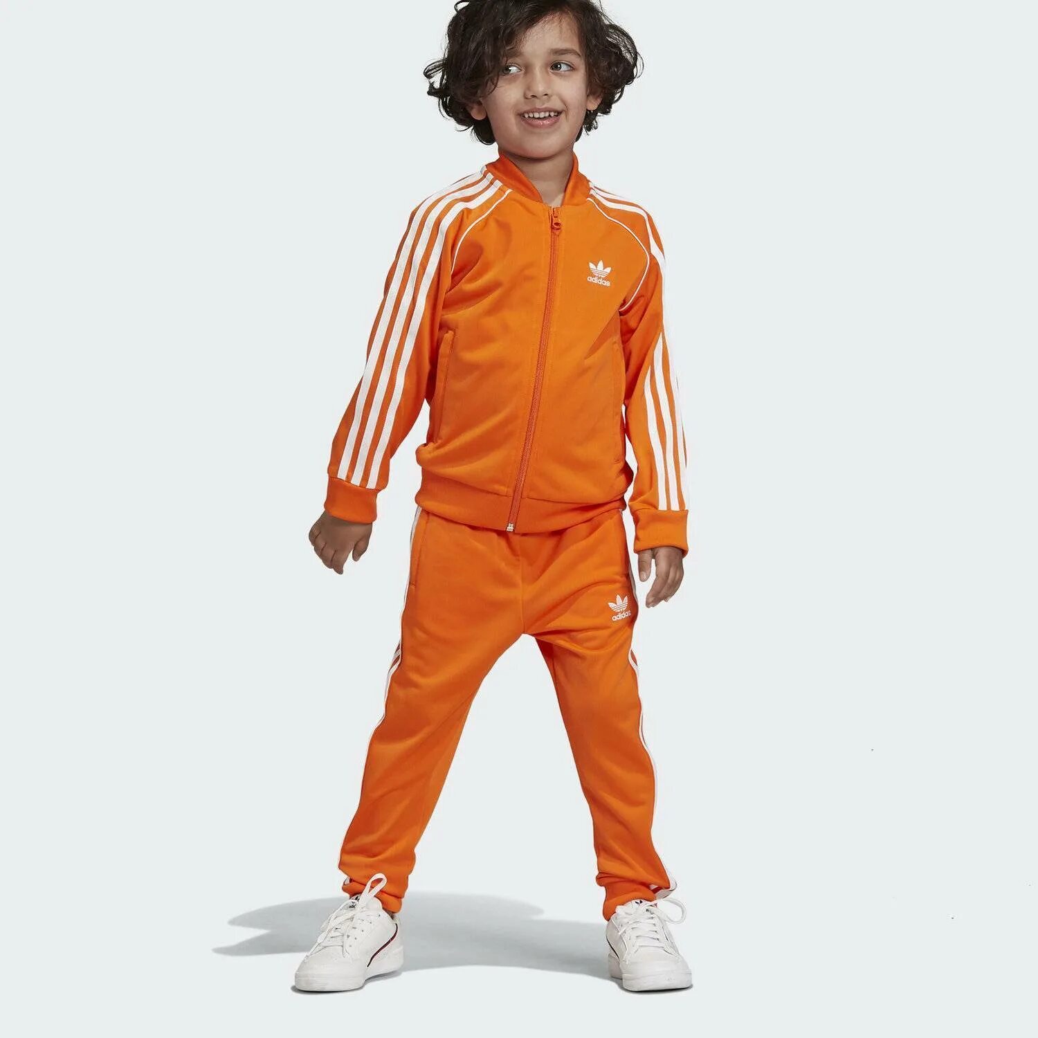 Оранжевый спортивный костюм. Костюм адидас SST оранжевый. Костюм адидас ориджинал Орандж. Оранжевый спортивный костюм мужской адидас. Adidas Originals Kids костюм.