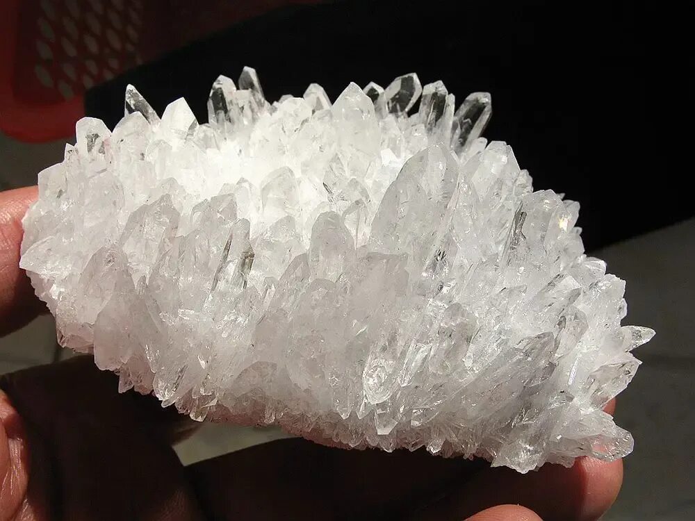 Quartz crystal. Друза кварца. Кристаллы горного кварца. Друза кристаллов кварца. Розовый кварц друза.