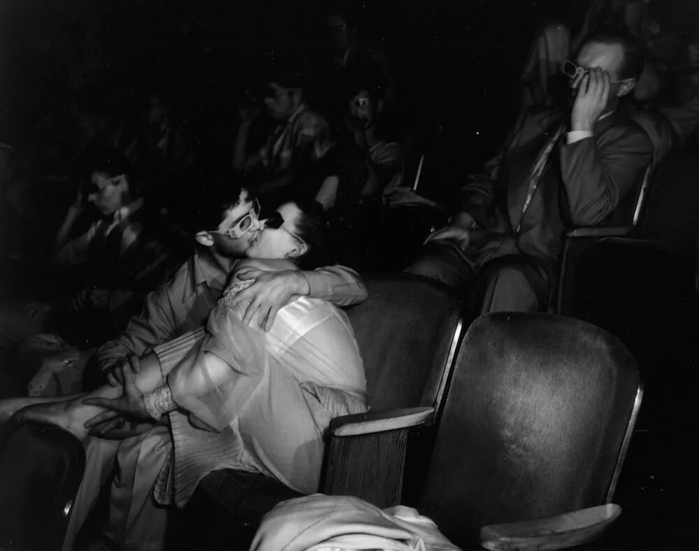 Фотосессия в кинозале. Поцелуй в кинотеатре. Поцелуй в кинозале. На заднем ряду в кинотеатре.