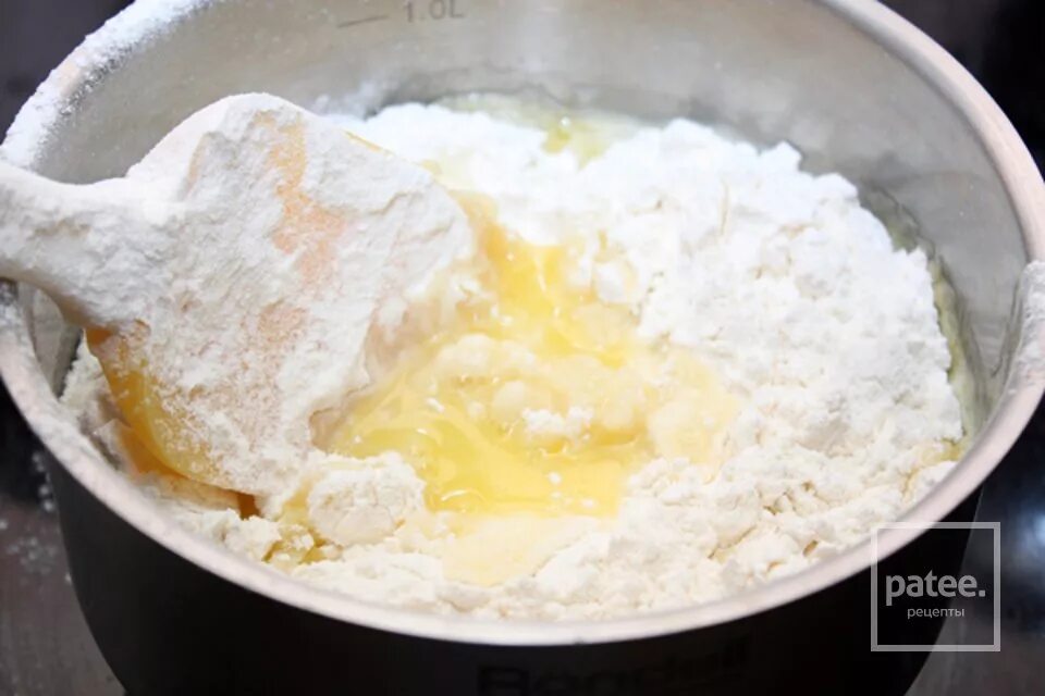 Добавить муку в тесто. Тесто в кипящей воде. Мука для заварного теста. Мука перемешанная с сливочным маслом.