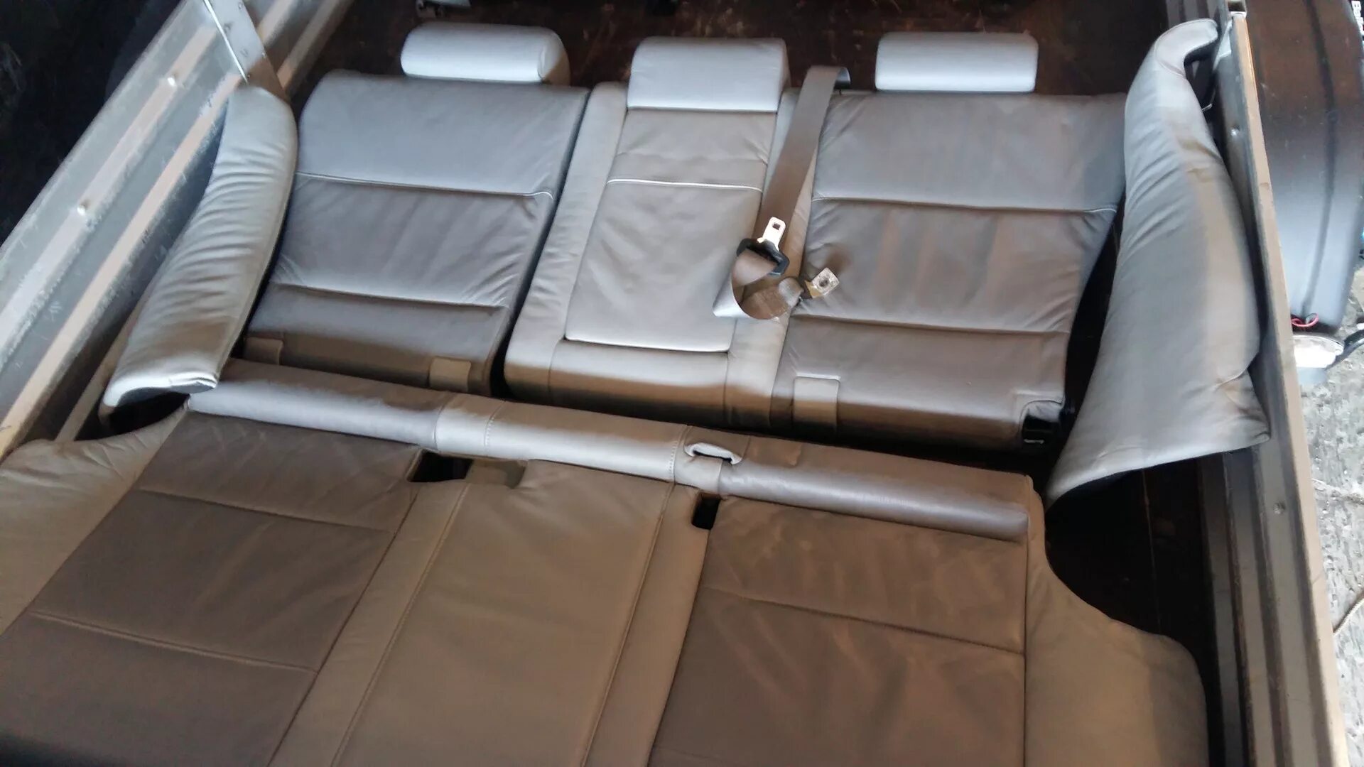 Сиденья от е70 на уаз патриот. Сиденья от бмв в уаз патриот. Крепление заднего дивана ланос артикул. Сиденья бмв в камри. Бмв е53 задний диван.