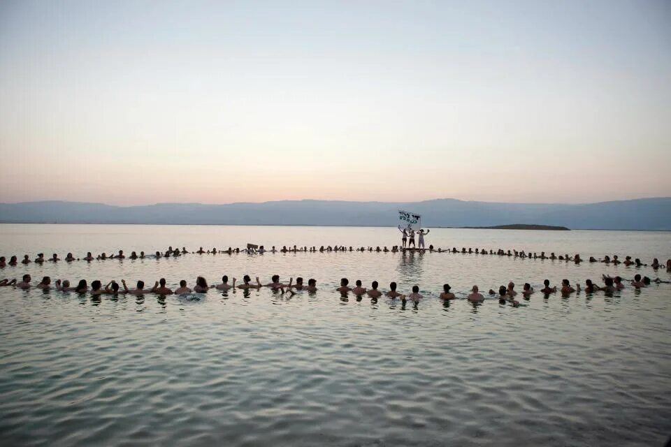 Natural public. Spencer Tunick Мертвое море. Спенсер туник. Спенсер туник фото. Спенсер туник золотой женщины фото.