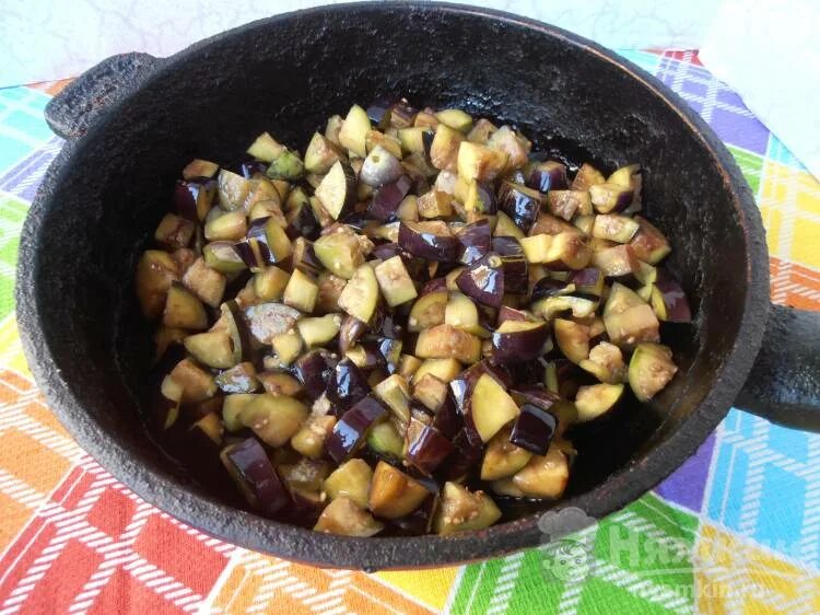 Баклажаны под грибы с яйцом. Баклажаны кубиками с чесноком. баклажаны как грибы на сковороде. жареные баклажаны на сковороде с фаршем и грибами. баклажаны жареные на сковороде как грибы.