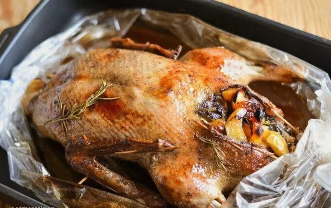Как вкусно приготовить утку в рукаве. Утка в духовке с яблоками и черносливом. утка с черносливом в духовке. утка с яблоками в духовке в рукаве.