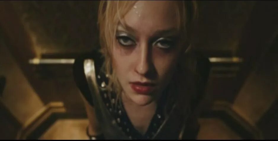 Дакота Фаннинг Позирует Перед Фотографом – Ранэвэйс (2010)
