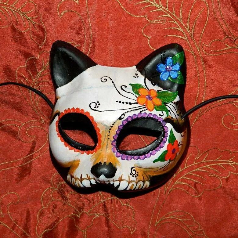 Как можно раскрасить маску кошки. Папье маше маска Кицунэ. Маскарадная маска. Маска из папье маше. Разрисовать маску.