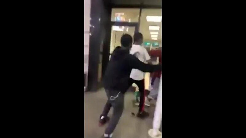 Пацан украл кроссовки в бразилии. Кража кроссовок в бразилии. расправа бразилии фулл жестокая. расправа с пацаном за кроссовки.
