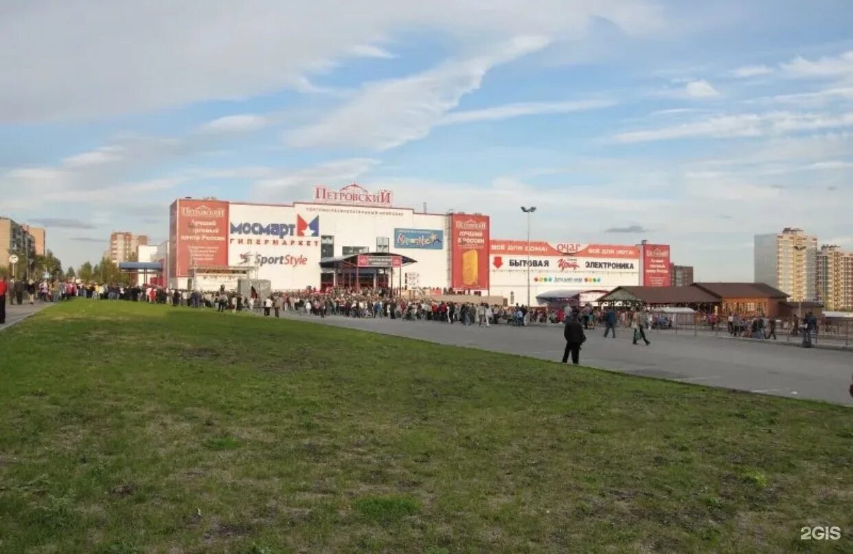 Новогодняя елка у тц мой порт ижевск. Талисман ижевск торговый центр. Италмас, ижевск, автозаводская улица. Столица ижевск центр. Трк ижевска.