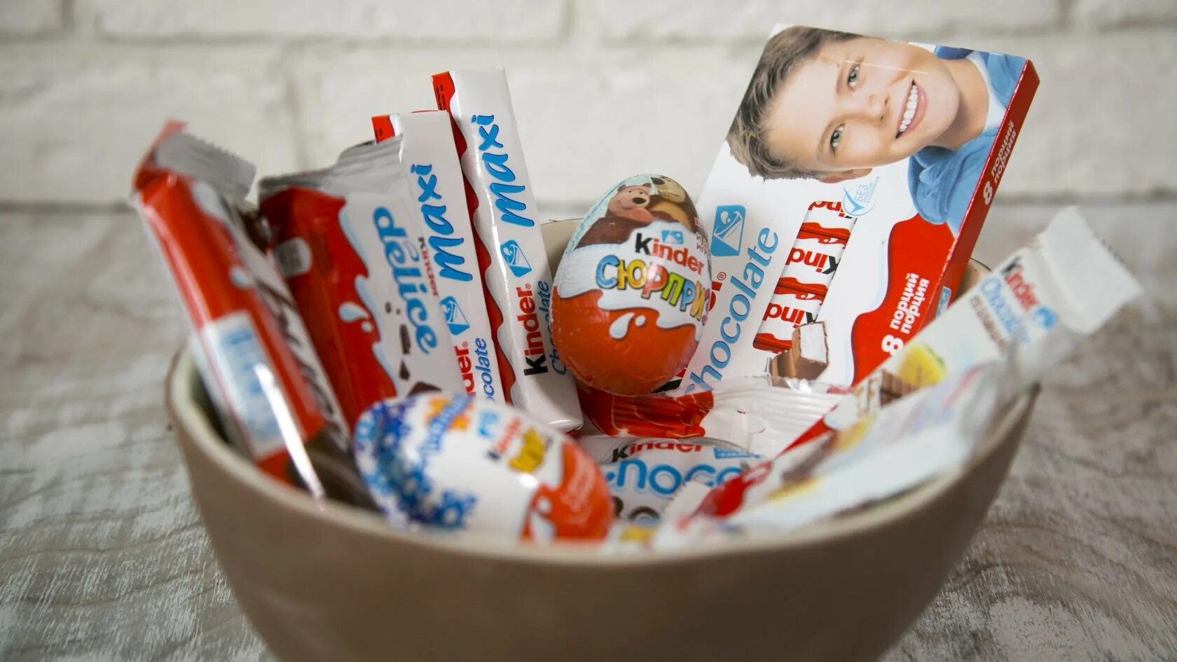 Фф kinder. Продукция Киндер. Киндер сюрприз. Киндер сюрприз продукция. Шоколадка Киндер.