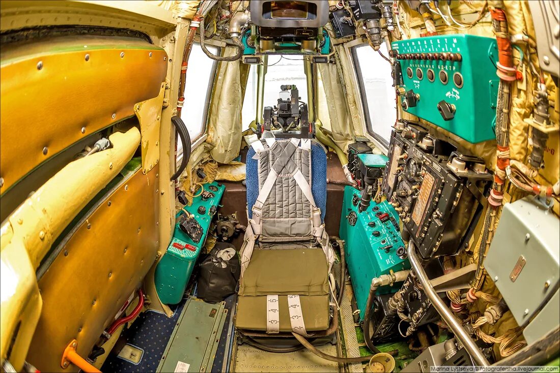 Есть ли катапульта в ил 76. Ил-76 кабина штурмана. Ил 76 мд кабина стрелка. Ил 76мд пушка. Грузовая кабина ил-76.