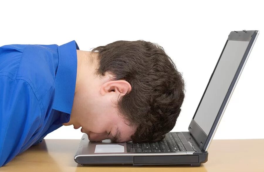 Начал зависать ноутбук. Человек за компьютером. Клавиатурой по голове. Человек ломает компьютер. Лицом в клавиатуру.