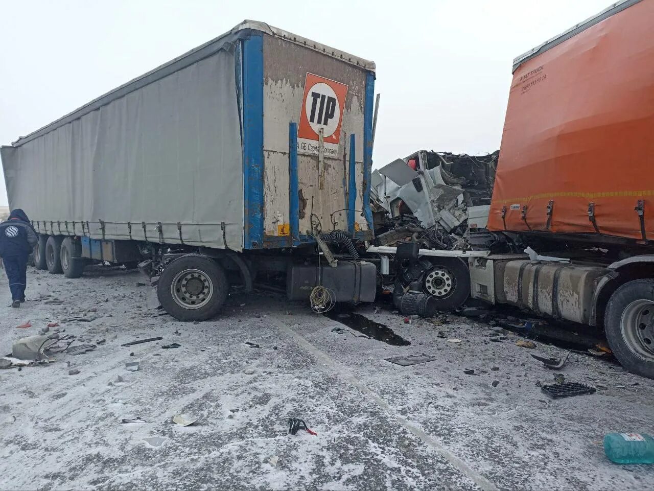 Фура на трассе. Грузовик на трассе. Дтп фуры красноярск. Авария на трассе красноярск канск. Дтп фуры красноярск.