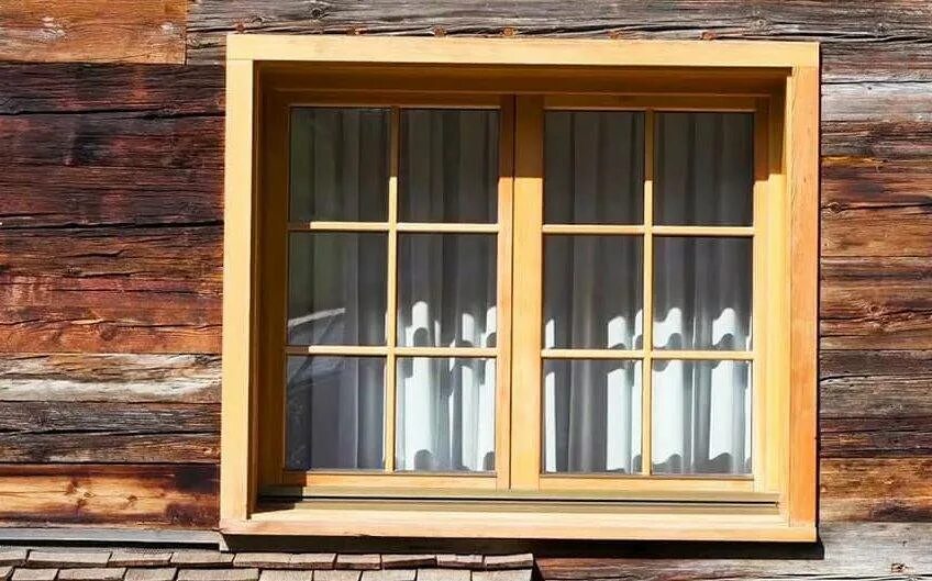 Купить окна в деревянный дом. Деревянные окна. Деревянные рамы для окон. Деревянные окна со стеклопакетами. Стеклопакеты дерево.