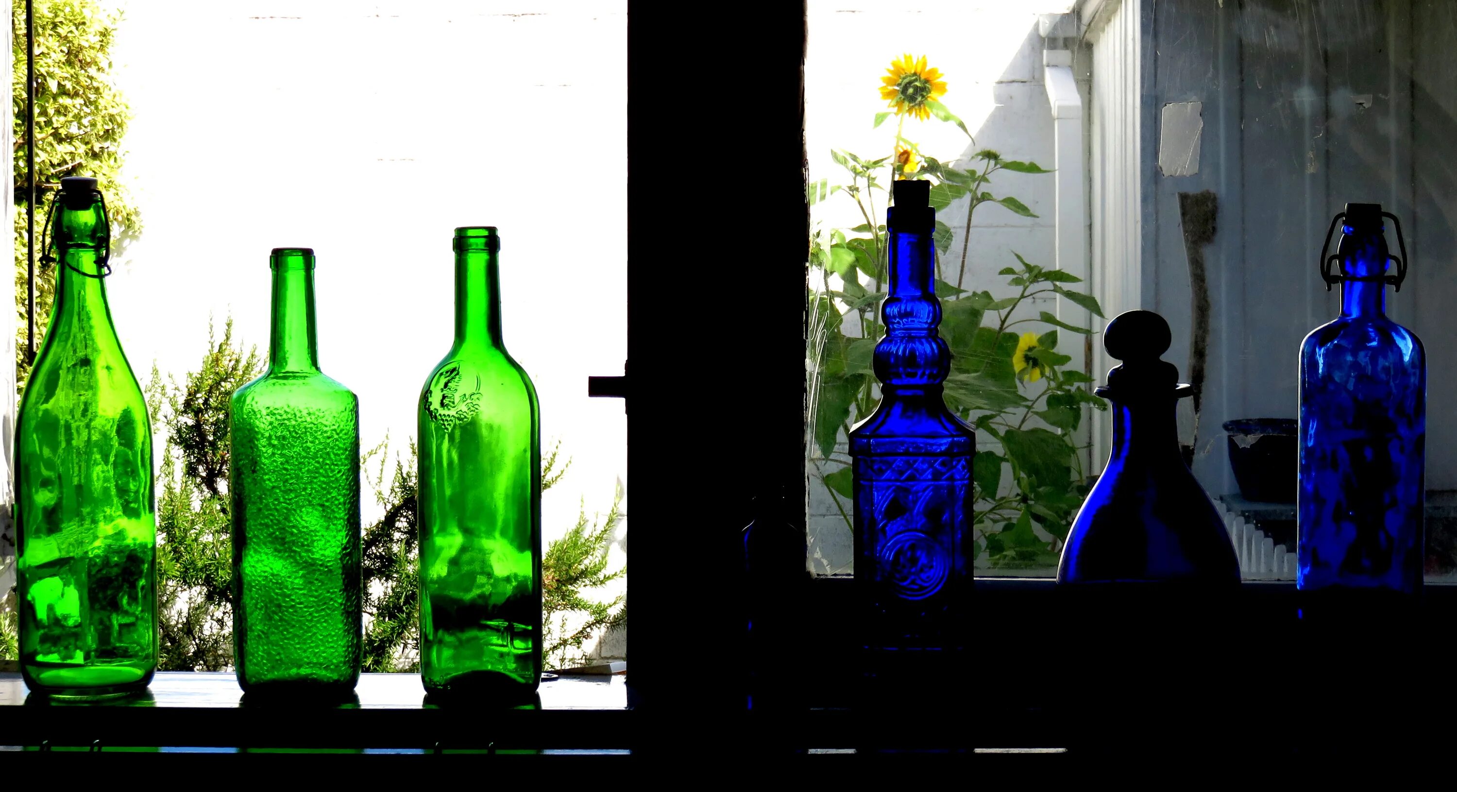 Бутылка из стекла. Красивые стеклянные бутылки. Бутылка зеленая стеклянная. Синие бутылки в интерьере. Зеленые бутылки купить