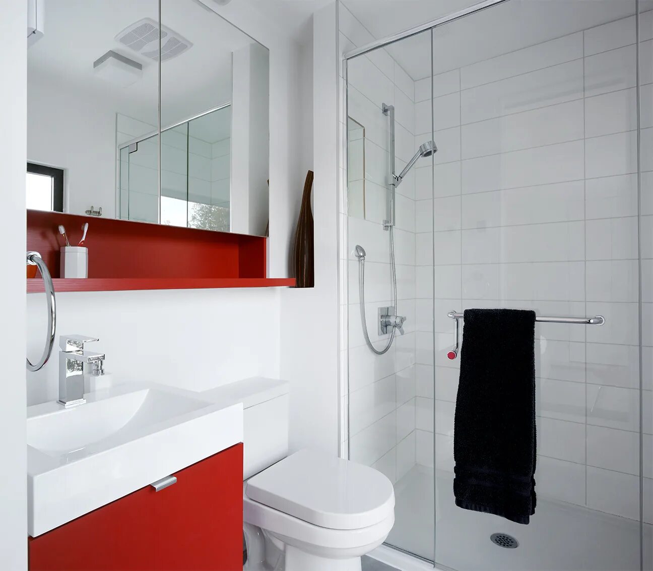 Дизайн маленькой ванны хрущевка. Современная ванная комната в хрущевке. Интерьер маленькой ванной комнаты. Интерьер белой ванной комнаты. Маленькая современная ванная в хрущевке.