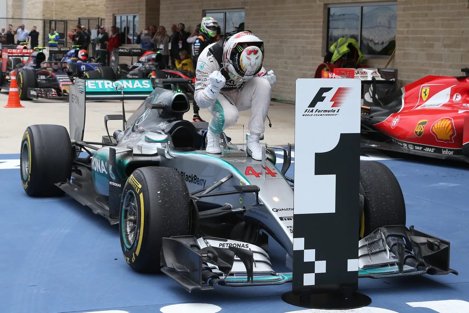 Lewis Hamilton f1. Mercedes f1 2015. Льюис Хэмилтон 2015. Mercedes f1 2023.