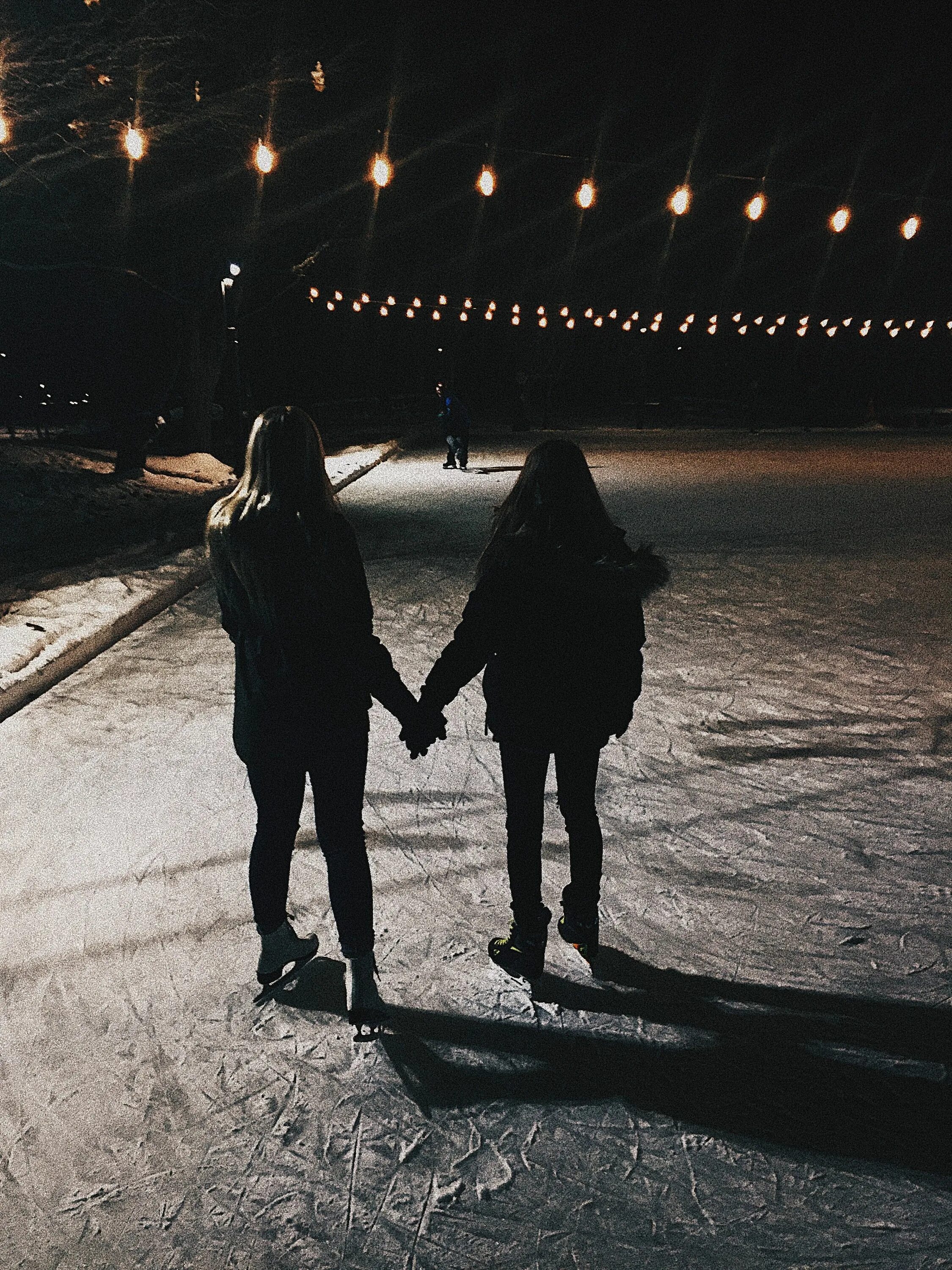 Девушка зимой ночью. Прогулка ночью. Парень с девушкой зимой. Прогулка ночью зимой.