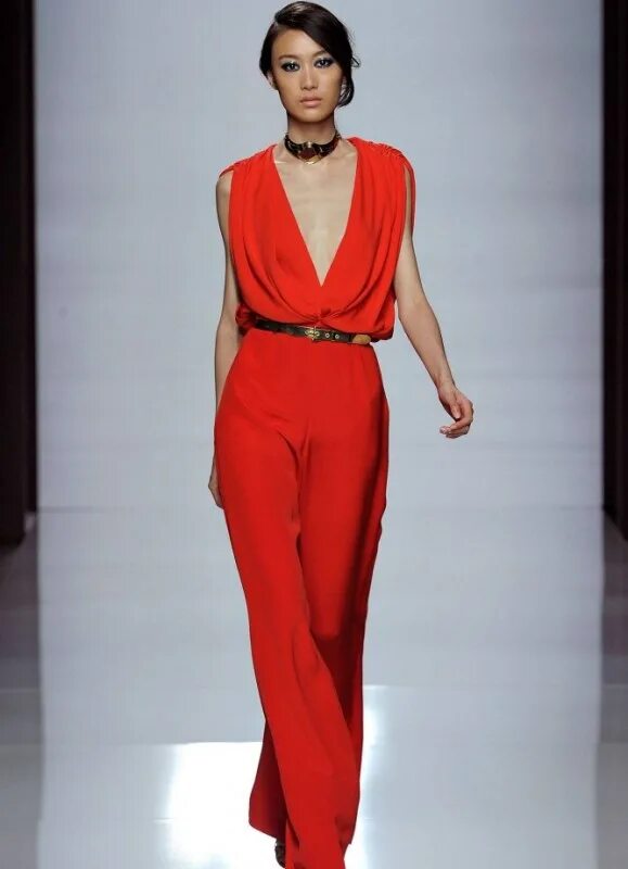 Нина риччи подиум 2021. Оттенки красного в одежде. Ярко красная одежда. Красный цвет в одежде. Оттенки красного цвета в одежде.