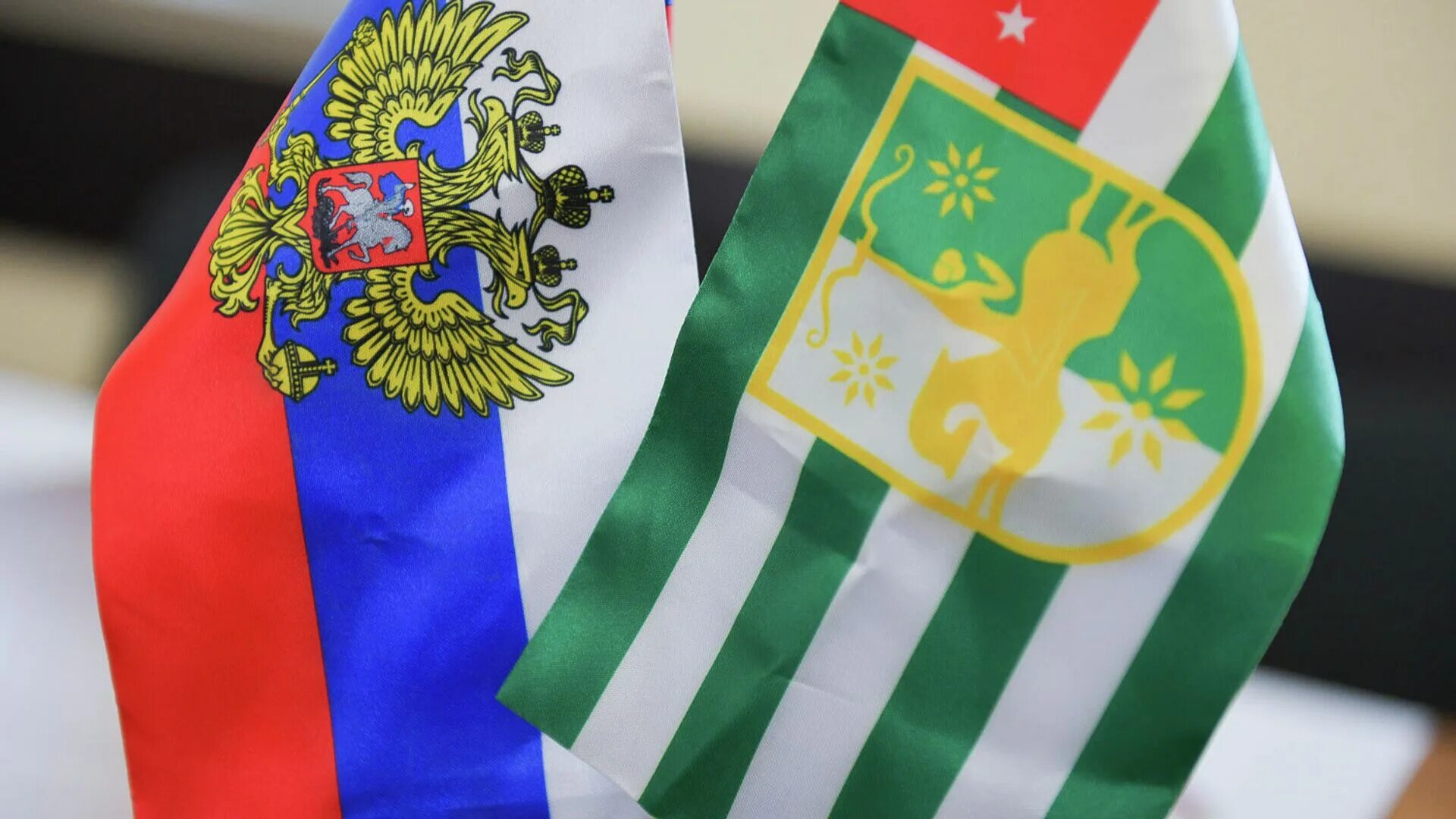 Абхазия россия или нет 2023. Российско Абхазский флаг. Флаги РФ И Абхазии. Флаг Абхазии и флаг России. Абхазия это Россия.